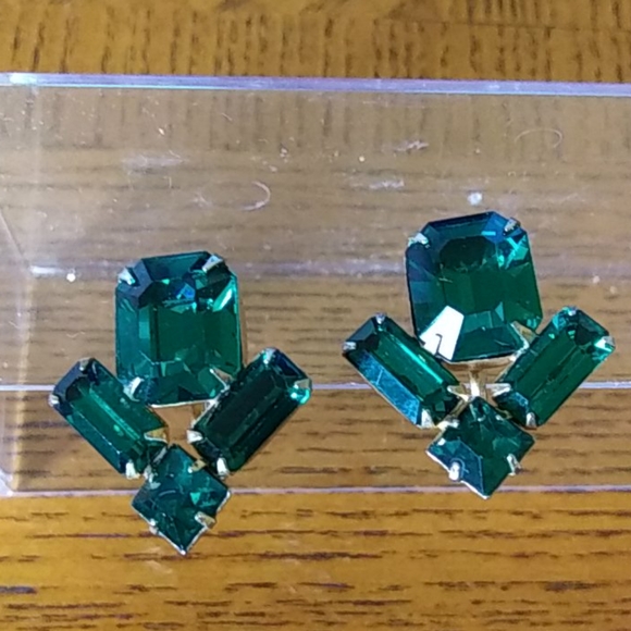 Emerald Green Colored Earrings Screw Back Closure - Picture 4 of 4